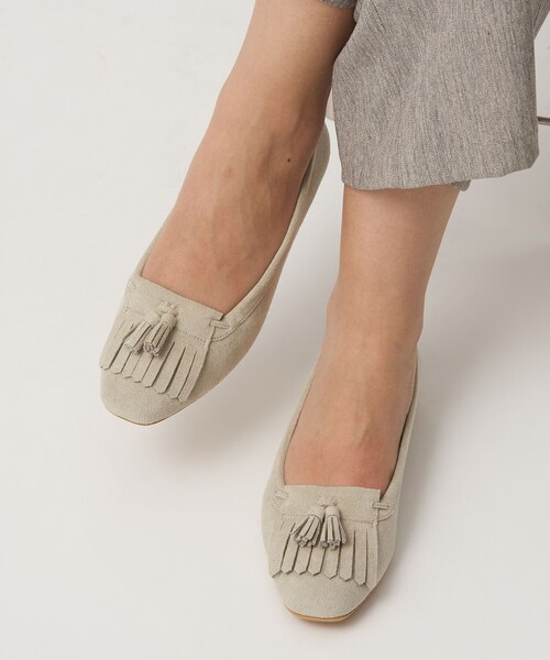 green label relaxing(グリーンレーベルリラクシング)の「【WEB限定】キルトタッセル フラットシューズ 撥水(その他シューズ・レディース・ベージュ/ブラック/ホワイト/ライトグレー・23.5cm/23cm/25cm/24.5cm/24cm)」の1枚目の写真