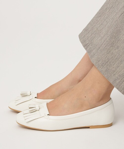 green label relaxing(グリーンレーベルリラクシング)の「【WEB限定】キルトタッセル フラットシューズ 撥水(その他シューズ・レディース・ベージュ/ブラック/ホワイト/ライトグレー・23.5cm/23cm/25cm/24.5cm/24cm)」の5枚目の写真