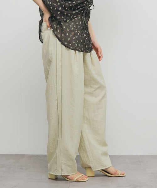 KBF(ケイビーエフ)の「タックイージーパンツ(その他パンツ・レディース・ライトベージュ/ネイビー・ONE)」の1枚目の写真