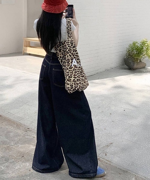 maison de LATIR(メゾンドラティール)の「大人女性の夏服ワイドイージーデニムパンツ(デニムパンツ・レディース・ブラック・FREE)」の9枚目の写真