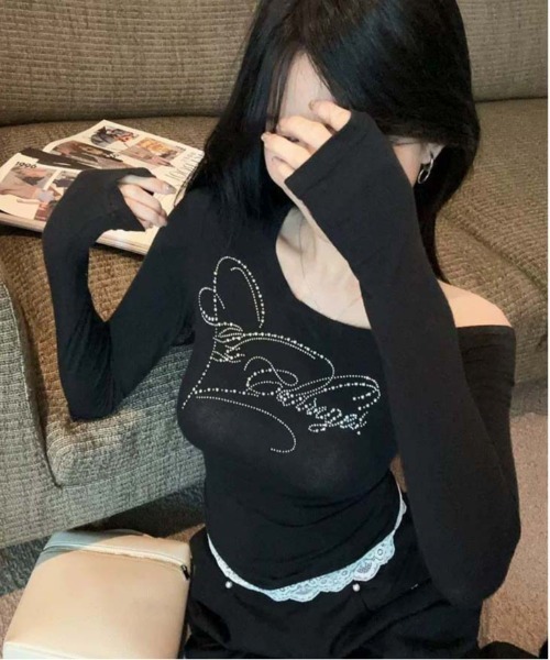 WEGO(ウィゴー)の「WEGO/ラインストーンオフショル裾レースタイトロンT/トップス(Tシャツ/カットソー・レディース・ブラック/ブラウン・SMALL/MEDIUM)」の5枚目の写真
