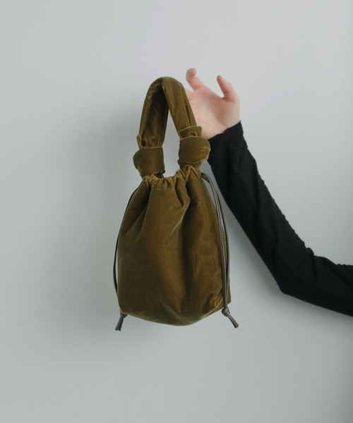 anuke（アンヌーク）の「Velvet Mini Purse（ハンドバッグ・レディース・ブラック/カーキ・FREE）」の2枚目の写真