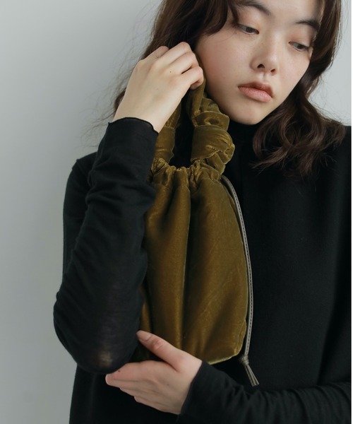 anuke（アンヌーク）の「Velvet Mini Purse（ハンドバッグ・レディース・ブラック/カーキ・FREE）」の4枚目の写真