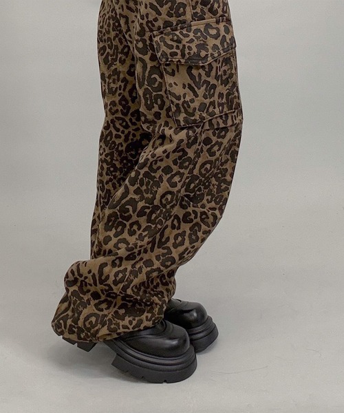 FOLLOWIN(フォロウィン)の「2color/レオパードワイドカーゴパンツ(カーゴパンツ・レディース・ベージュ/グリーン・SMALL/MEDIUM/LARGE)」の10枚目の写真