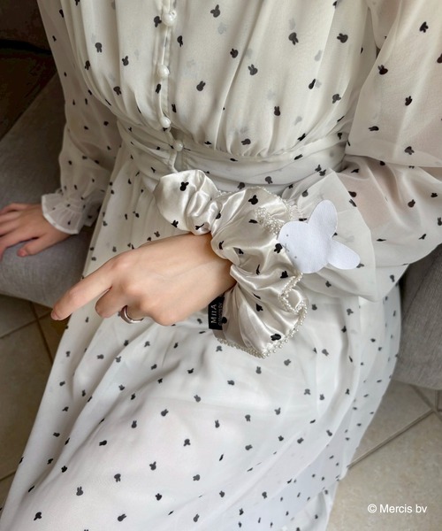 MIIA（ミーア）の「miffy 総柄パールシュシュ（ショルダーバッグ・レディース・ブラック/ブルー/ベージュ・FREE）」の3枚目の写真