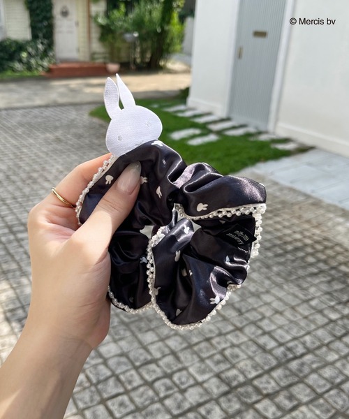 MIIA（ミーア）の「miffy 総柄パールシュシュ（ショルダーバッグ・レディース・ブラック/ブルー/ベージュ・FREE）」の2枚目の写真