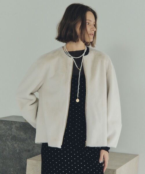 YECCA VECCA（イェッカヴェッカ）の「ボリューム袖フェイクファーコート（その他アウター・レディース・モカ/ライトベージュ・FREE）」の2枚目の写真