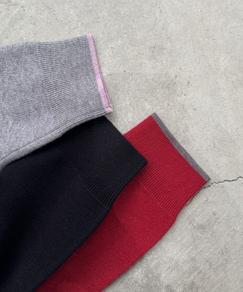 ISOOK（アイスー）の「ディープVネックソフトニット(chiica original) / クロップド ショート 深Vネック レイヤード バイカラー 赤ニット 配色 赤 レッド 黒 ブラック グレー（ニット/セーター・レディース・ブラック/グレー/レッド・FREE）」の4枚目の写真