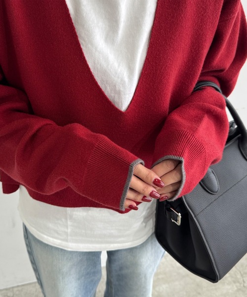 ISOOK（アイスー）の「ディープVネックソフトニット(chiica original) / クロップド ショート 深Vネック レイヤード バイカラー 赤ニット 配色 赤 レッド 黒 ブラック グレー（ニット/セーター・レディース・ブラック/グレー/レッド・FREE）」の5枚目の写真