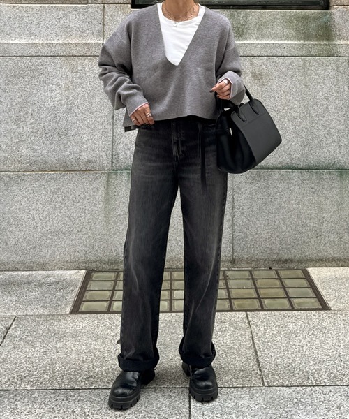 ISOOK（アイスー）の「ディープVネックソフトニット(chiica original) / クロップド ショート 深Vネック レイヤード バイカラー 赤ニット 配色 赤 レッド 黒 ブラック グレー（ニット/セーター・レディース・ブラック/グレー/レッド・FREE）」の8枚目の写真