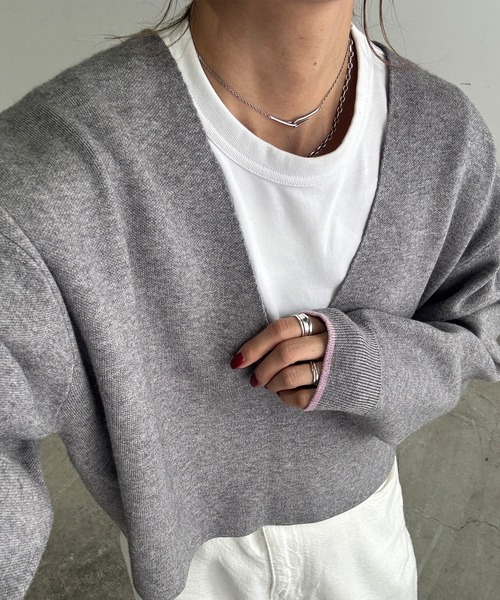 ISOOK（アイスー）の「ディープVネックソフトニット(chiica original) / クロップド ショート 深Vネック レイヤード バイカラー 赤ニット 配色 赤 レッド 黒 ブラック グレー（ニット/セーター・レディース・ブラック/グレー/レッド・FREE）」の14枚目の写真