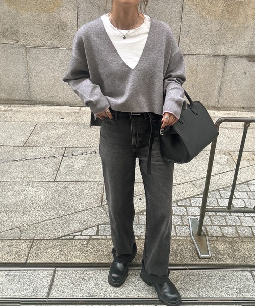 ISOOK（アイスー）の「ディープVネックソフトニット(chiica original) / クロップド ショート 深Vネック レイヤード バイカラー 赤ニット 配色 赤 レッド 黒 ブラック グレー（ニット/セーター・レディース・ブラック/グレー/レッド・FREE）」の19枚目の写真