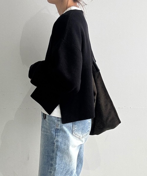 ISOOK（アイスー）の「ディープVネックソフトニット(chiica original) / クロップド ショート 深Vネック レイヤード バイカラー 赤ニット 配色 赤 レッド 黒 ブラック グレー（ニット/セーター・レディース・ブラック/グレー/レッド・FREE）」の20枚目の写真