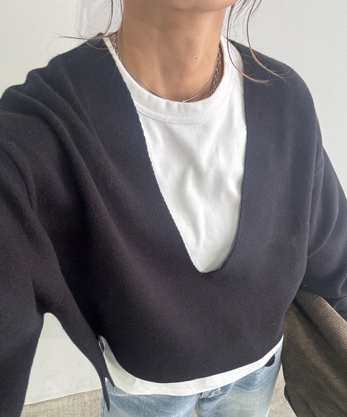 ISOOK（アイスー）の「ディープVネックソフトニット(chiica original) / クロップド ショート 深Vネック レイヤード バイカラー 赤ニット 配色 赤 レッド 黒 ブラック グレー（ニット/セーター・レディース・ブラック/グレー/レッド・FREE）」の21枚目の写真