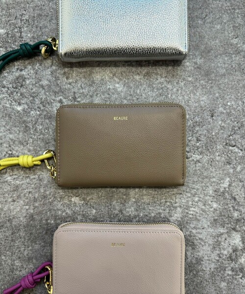 fredy emue（フレディエミュ）の「【WEB限定】【BEAURE/ビュレ】レザーストラップウォレット L（財布・レディース・シルバー/ブラック/グレイッシュベージュ・FREE）」の3枚目の写真