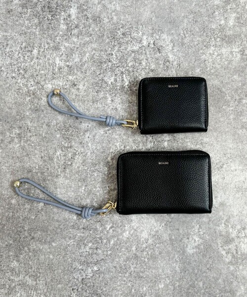 fredy emue（フレディエミュ）の「【WEB限定】【BEAURE/ビュレ】レザーストラップウォレット L（財布・レディース・シルバー/ブラック/グレイッシュベージュ・FREE）」の2枚目の写真