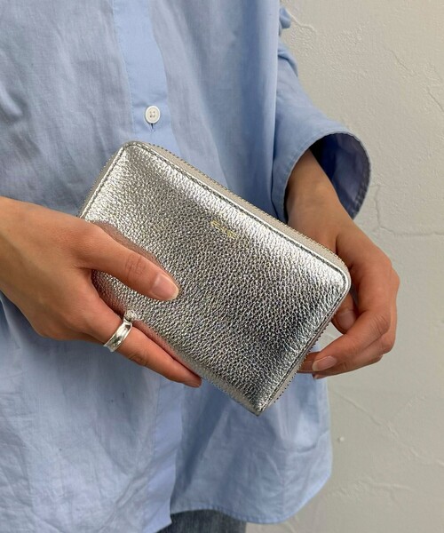 fredy emue（フレディエミュ）の「【WEB限定】【BEAURE/ビュレ】レザーストラップウォレット L（財布・レディース・シルバー/ブラック/グレイッシュベージュ・FREE）」の8枚目の写真