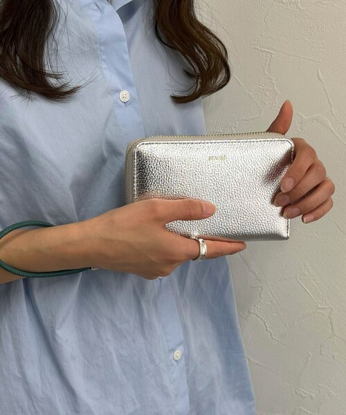 fredy emue（フレディエミュ）の「【WEB限定】【BEAURE/ビュレ】レザーストラップウォレット L（財布・レディース・シルバー/ブラック/グレイッシュベージュ・FREE）」の9枚目の写真