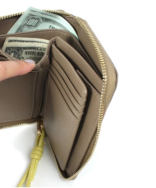 fredy emue（フレディエミュ）の「【WEB限定】【BEAURE/ビュレ】レザーストラップウォレット L（財布・レディース・シルバー/ブラック/グレイッシュベージュ・FREE）」の21枚目の写真