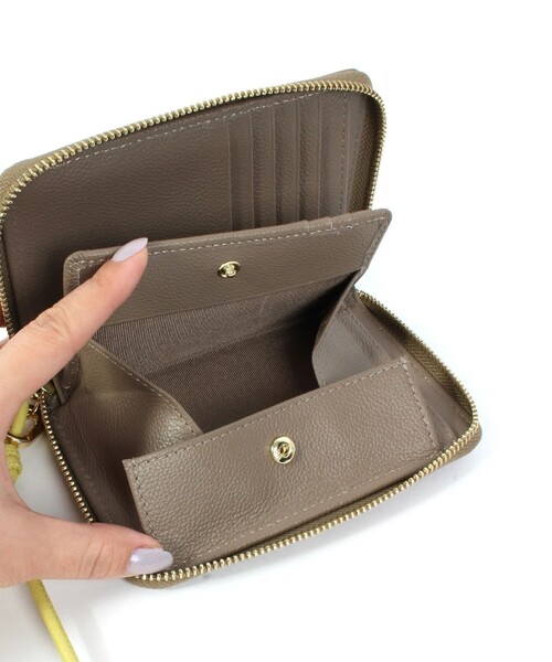 fredy emue（フレディエミュ）の「【WEB限定】【BEAURE/ビュレ】レザーストラップウォレット L（財布・レディース・シルバー/ブラック/グレイッシュベージュ・FREE）」の4枚目の写真