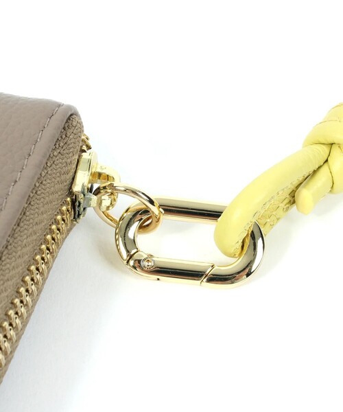 fredy emue（フレディエミュ）の「【WEB限定】【BEAURE/ビュレ】レザーストラップウォレット L（財布・レディース・シルバー/ブラック/グレイッシュベージュ・FREE）」の7枚目の写真