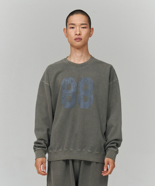 DOUBLE EIGHT（ダブルエイト）の「88ピグメントマンツーマン（カーキ）（スウェット・メンズ・カーキ・M/L/XL）」の2枚目の写真