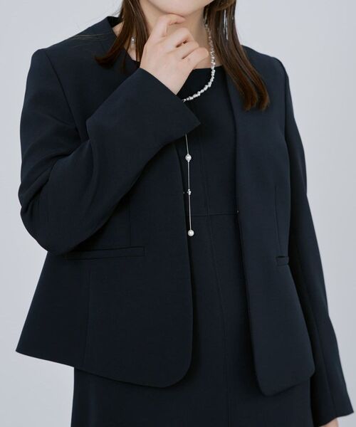 COHINA(コヒナ)の「トリアセジョーゼットノーカラージャケット 【低身長・小柄女性】(ノーカラージャケット・レディース・ネイビー/ベージュ/ブラック・S/XS)」の1枚目の写真