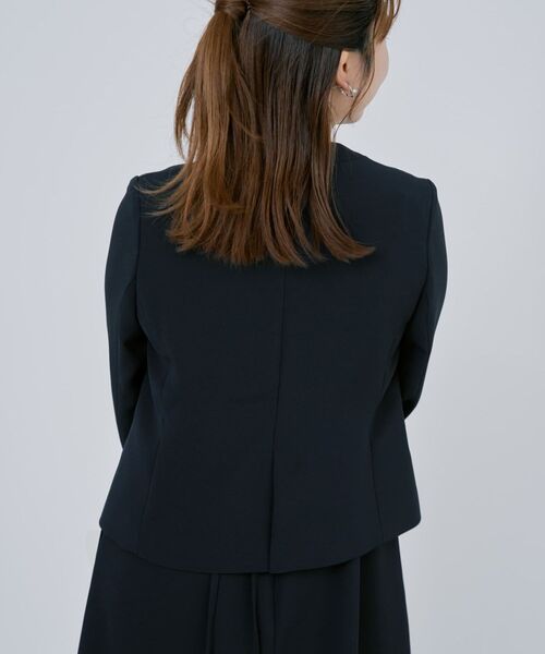 COHINA(コヒナ)の「トリアセジョーゼットノーカラージャケット 【低身長・小柄女性】(ノーカラージャケット・レディース・ネイビー/ベージュ/ブラック・S/XS)」の9枚目の写真