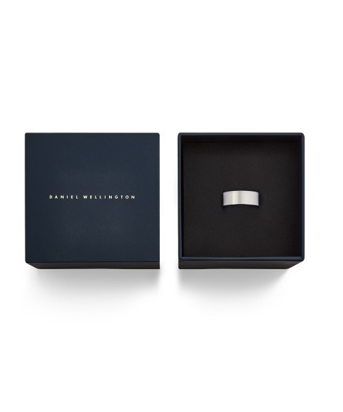 Daniel Wellington（ダニエルウェリントン）の「Line Ring Brushed 8.0MM ブラッシュ仕上げ シルバー／グレー（リング・メンズ・グレー/シルバー・58/60/62/64/66/68/70）」の7枚目の写真