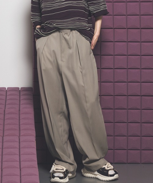 MAISON SPECIAL(メゾンスペシャル)の「《UNISEX》TW Worsted One-tuck Prime-Wide Tapered Slacks/TWウーステッドプライムワイドワンタックテーパードスラックス【MAISON SPECIAL/メゾンスペシャル】■セットアップ対応■(スラックス・メンズ・グレイッシュベージュ/ブラック/ベージュ/グレー・2/1/0)」の1枚目の写真
