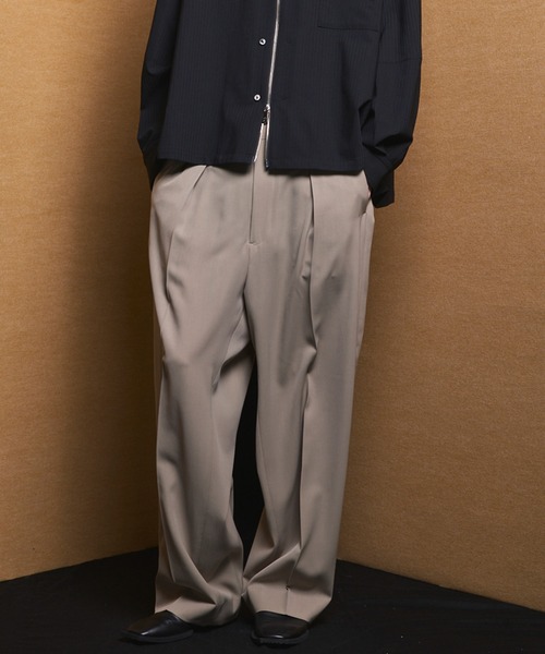 MAISON SPECIAL(メゾンスペシャル)の「《UNISEX》TW Worsted One-tuck Prime-Wide Tapered Slacks/TWウーステッドプライムワイドワンタックテーパードスラックス【MAISON SPECIAL/メゾンスペシャル】■セットアップ対応■(スラックス・メンズ・グレイッシュベージュ/ブラック/ベージュ/グレー・2/1/0)」の4枚目の写真