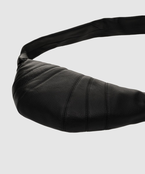 LEMAIRE(ルメール)の「SMALL CROISSANT BAG(ショルダーバッグ・メンズ・ブラック/ブラウン/カーキ・ONE SIZE)」の6枚目の写真