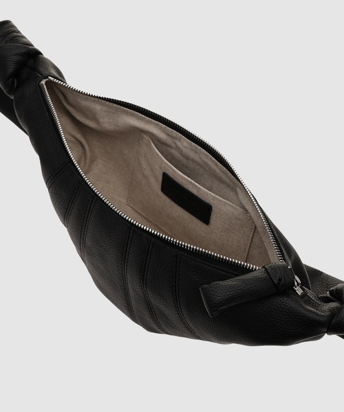 LEMAIRE(ルメール)の「SMALL CROISSANT BAG(ショルダーバッグ・メンズ・ブラック/ブラウン/カーキ・ONE SIZE)」の7枚目の写真