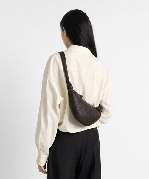 LEMAIRE(ルメール)の「SMALL CROISSANT BAG(ショルダーバッグ・メンズ・ブラック/ブラウン/カーキ/ブラウン系その他・ONE SIZE)」の9枚目の写真