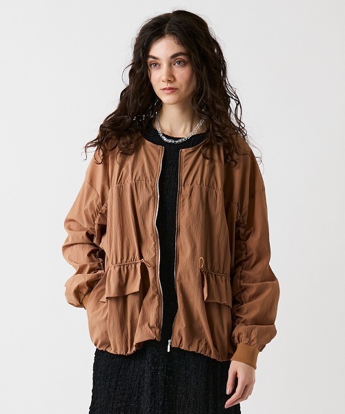 leswel(レスウェル)の「【M/L】【UVカット】エアリーギャザーZIPブルゾン(ブルゾン・レディース・ブラウン/ブラック/クリーム・M/L)」の14枚目の写真