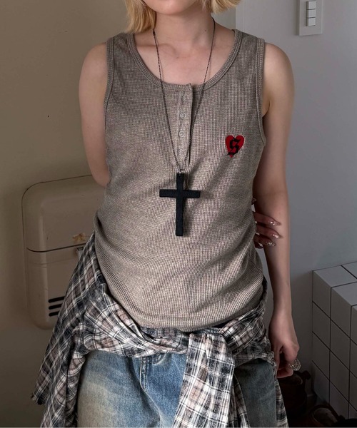 sedacle(セダクル)の「ラメ糸サーマルヘンリータンクトップ(タンクトップ・レディース・ベージュ/オフホワイト/グレー/ブラック・SMALL/MEDIUM/LARGE)」の4枚目の写真