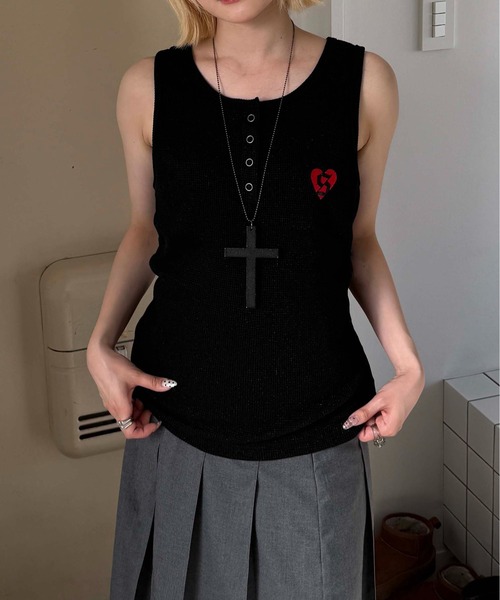 sedacle(セダクル)の「ラメ糸サーマルヘンリータンクトップ(タンクトップ・レディース・ベージュ/オフホワイト/グレー/ブラック・SMALL/MEDIUM/LARGE)」の2枚目の写真