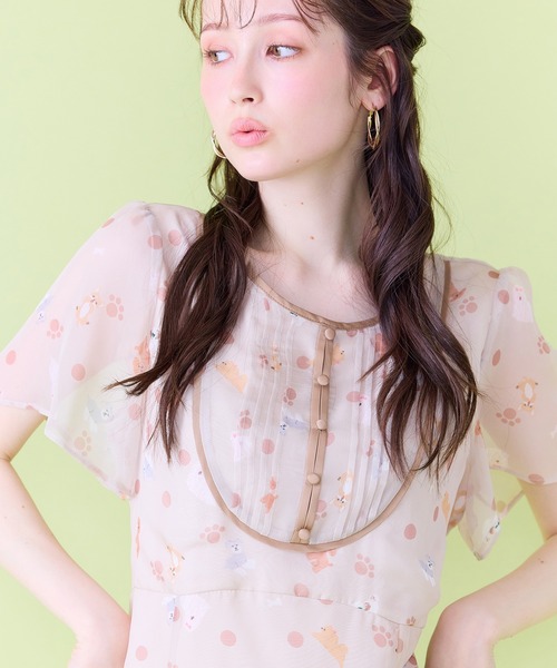 Jolly Poupee(ジョリープッペ)の「わんにゃんプリントワンピース(ワンピース・レディース・ベージュ/ブラック・42/46)」の1枚目の写真