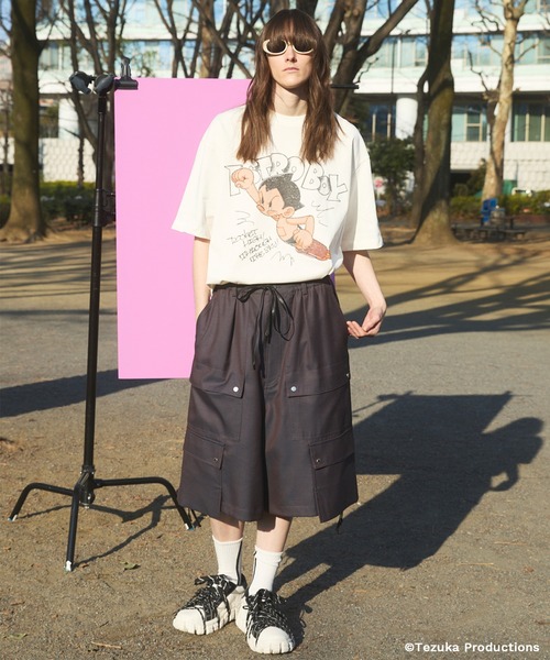 MAISON SPECIAL（メゾンスペシャル）の「《UNISEX》【TEZUKA CHARACTERS for MAISON SPECIAL】- ASTRO BOY - Prime-Over Crew Neck Graphic T-Shirt/- 鉄腕アトム - プライムオーバークルーネックグラフィックTシャツ【MAISON SPECIAL/メゾンスペシャル】（Tシャツ/カットソー・メンズ・ホワイト/ブラック・0/2/1）」の3枚目の写真