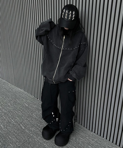 mushwear(マッシュウェア)の「スタッズアクセントジップパーカー(パーカー・メンズ・ブラック/グレー・MEDIUM/LARGE/X-LARGE)」の3枚目の写真