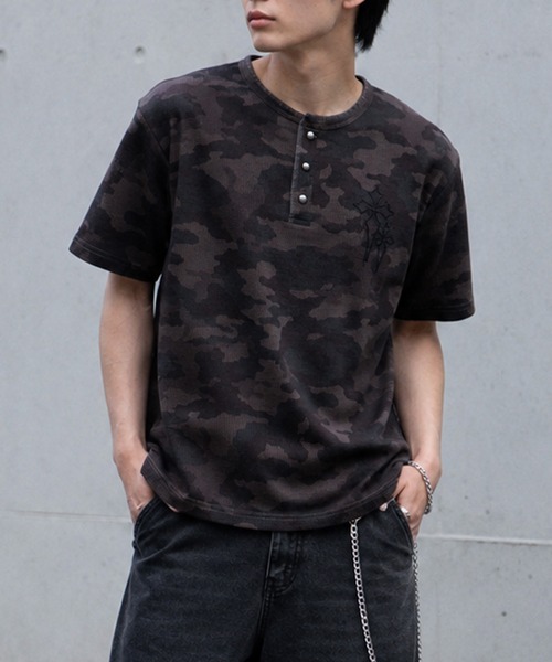 NYLAUS(ナイラス)の「【NYS】クロス ワンポイント刺繍 ワッフル ヘンリーネックTシャツ 半袖Tシャツ ショート丈 カモフラ(Tシャツ/カットソー・メンズ・ブラック/アイボリー/ワインレッド/チャコール/グリーン系カモフラージュ/カモフラージュ・L/M)」の6枚目の写真