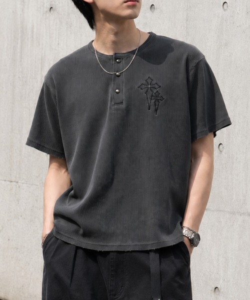 NYLAUS(ナイラス)の「【NYS】クロス ワンポイント刺繍 ワッフル ヘンリーネックTシャツ 半袖Tシャツ ショート丈 カモフラ(Tシャツ/カットソー・メンズ・ブラック/アイボリー/ワインレッド/チャコール/グリーン系カモフラージュ/カモフラージュ・L/M)」の4枚目の写真