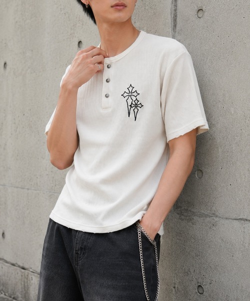 NYLAUS(ナイラス)の「【NYS】クロス ワンポイント刺繍 ワッフル ヘンリーネックTシャツ 半袖Tシャツ ショート丈 カモフラ(Tシャツ/カットソー・メンズ・ブラック/アイボリー/ワインレッド/チャコール/グリーン系カモフラージュ/カモフラージュ・L/M)」の2枚目の写真