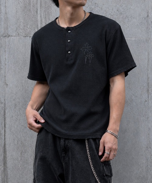 NYLAUS(ナイラス)の「【NYS】クロス ワンポイント刺繍 ワッフル ヘンリーネックTシャツ 半袖Tシャツ ショート丈 カモフラ(Tシャツ/カットソー・メンズ・ブラック/アイボリー/ワインレッド/チャコール/グリーン系カモフラージュ/カモフラージュ・L/M)」の3枚目の写真