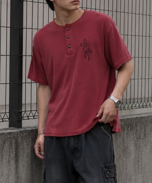 NYLAUS(ナイラス)の「【NYS】クロス ワンポイント刺繍 ワッフル ヘンリーネックTシャツ 半袖Tシャツ ショート丈 カモフラ(Tシャツ/カットソー・メンズ・ブラック/アイボリー/ワインレッド/チャコール/グリーン系カモフラージュ/カモフラージュ・L/M)」の5枚目の写真