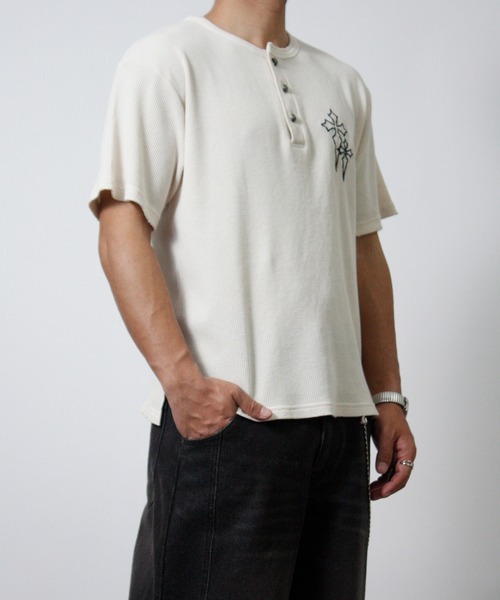 NYLAUS(ナイラス)の「【NYS】クロス ワンポイント刺繍 ワッフル ヘンリーネックTシャツ 半袖Tシャツ ショート丈 カモフラ(Tシャツ/カットソー・メンズ・ブラック/アイボリー/ワインレッド/チャコール/グリーン系カモフラージュ/カモフラージュ・L/M)」の8枚目の写真