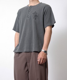 NYLAUS（ナイラス）の「【NYS】2026新作 ピグメント クロス刺繍 ヴィンテージ ショート丈 ヘンリーネック ワッフル 半袖Tシャツ（Tシャツ/カットソー）」