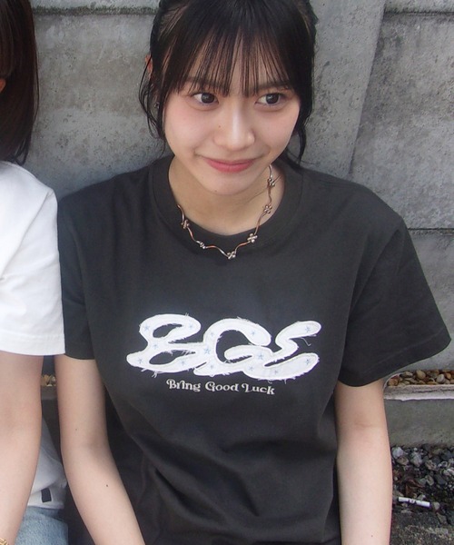 BGL(ビージーエル)の「RAW EDGE LOGO TEE / 切りっぱなし / ロゴ /アップリケ 半袖Tシャツ(Tシャツ/カットソー・レディース・チャコールグレー/オフホワイト・S/L/M)」の1枚目の写真