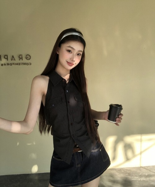 Ritzy(リッツィー)の「ストライプ柄 シャツカラー ノースリーブトップス(シャツ/ブラウス・レディース・ブラック・M/L/S)」の1枚目の写真
