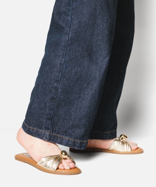 STEVE MADDEN(スティーブマデン)の「ギャザーリボンフラットサンダル/S.MADDEN DISPY-CN-XS(サンダル・レディース・ブラック/ゴールド・22.5cm/23.0cm/23.5cm/23.5-24/24.0cm/24.5cm)」の2枚目の写真